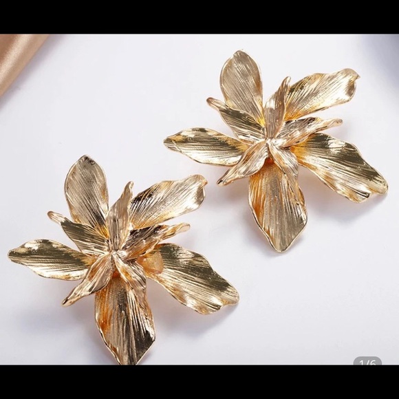None Jewelry - Gorgeous Gold Flower Statement earrings